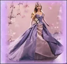 Quelle est la couleur de la robe du soir de cette poupe ?