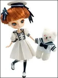 Le petit ourson que tient cette poupe est habill comme elle, c'est  dire en... ?