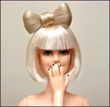 Et que porte sur la tte en coiffure cette poupe-ci ?