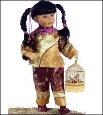 Quelle est la coiffure de cette jolie poupe habille en chinoise ?