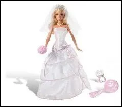 Cette poupe est habille en quoi ?