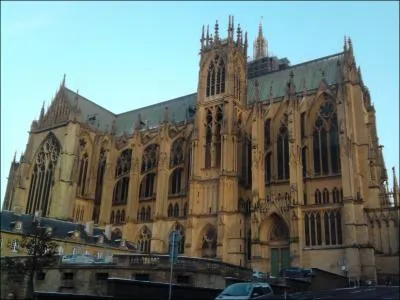 Elle contient elle-mme une autre glise plus ancienne, qui occupe les premires traves de la cathdrale, quel est son nom ?