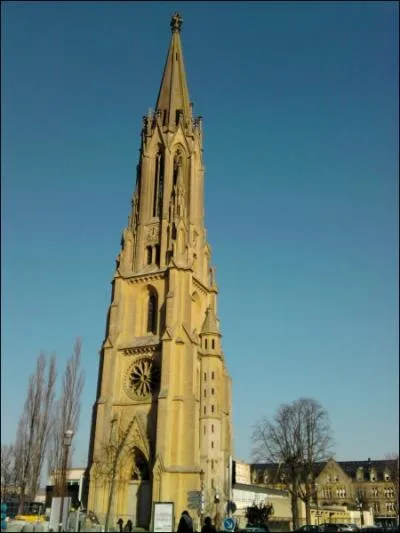 Comment s'appelle cet difice religieux, dont ne subsiste que la tour du clocher, plus haut monument de la ville ?