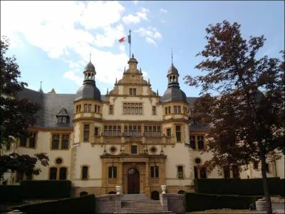 Avant la construction du nouveau palais du gouverneur, o sigeait ce dernier ?