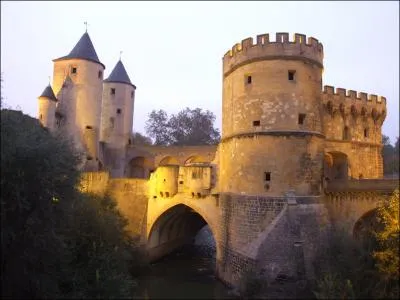 La porte des Allemands enjambe...