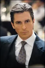 Acteur britannique, n le 30 janvier 1974, qui a jou le rle de Batman dans 'The Dark Knight'.