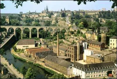 La capitale du Grand-Duch est la ville de Luxembourg, appele aussi Luxembourg-Ville. Quel est le surnom qui lui est parfois attribu ?