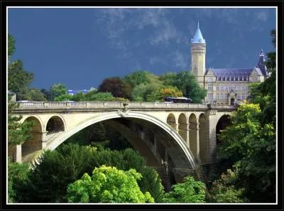 Cette ville de Luxembourg, qui compte environ 100000 habitants est situe ...