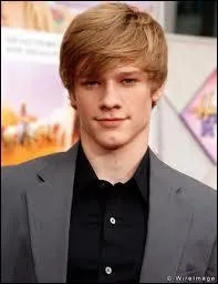 Dans 'Hannah Montana le film' comment s'appelle l'amoureux de Miley ?