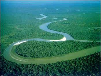 Comment s'appelle ce long fleuve aux alentours verdoyants ?