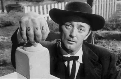 Dans ''La Nuit du Chasseur'' (1955), Robert Mitchum incarne un prcheur totalement effrayant. Quel futur acteur de sries tlvises fait aussi sont apparition dans ce film noir ?