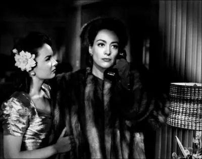 En 1945, Michael Curtiz signe un chef-d'uvre : ''Le Roman de Mildred Pierce''. Soixante-six ans plus tard, pour une mini-srie, une actrice reprend le rle de Joan Crawford. Qui est-elle ?