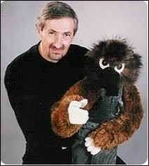 Il a notamment chant 'Le Kitching' et tourn plusieurs camras caches. Qui est anim par le ventriloque belge Michel Dejeneffe depuis 1980 ?