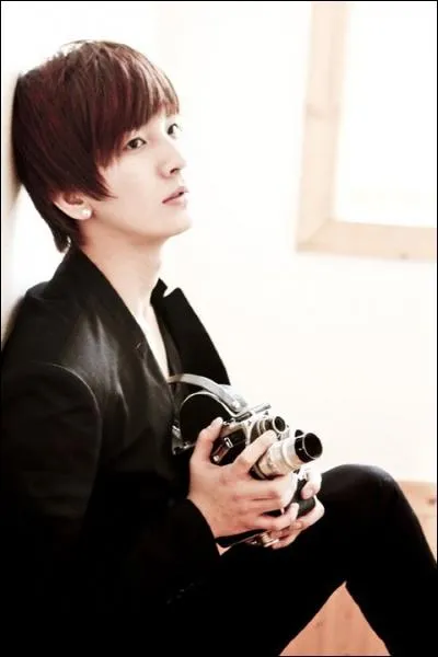 Qui est chanteur et est n le 28 Avril 1991 ?