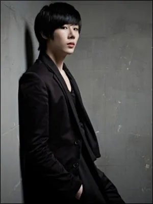 Qui est chanteur et est n le 20 Juin 1991 ?