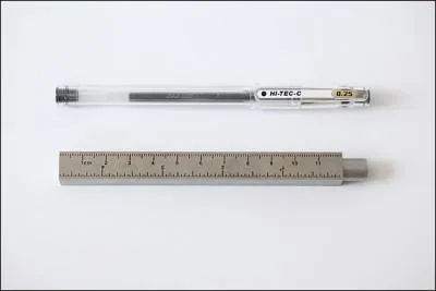 Un stylo ? J'ai du me tromper, t'as du oublier ton stylo dans la boite ? Non, Ah Merci alors, merci merci tout plein, non, c'est trop !