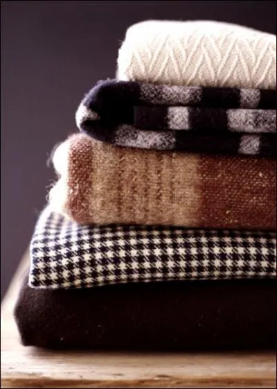 Encore un plaid  ! Mais j'en ai des tonnes, et c'est que ça se range mal ces trucs-là, c'est épais comme le diable...