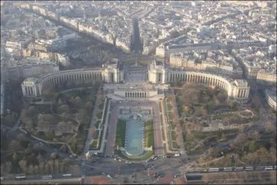 Je survole la ville lumire .