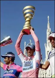 En mai , il triomphe  Milan d'un Tour d'Italie hyper montagneux :