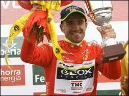 Quel coureur remporte en septembre la vuelta au cours d'une course indcise ?