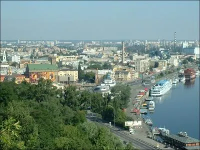 Kiev est la capitale de l'Ukraine indpendante depuis 1991, aprs avoir t celle de la Rpublique socialiste sovitique d'Ukraine. Quel est le nom du fleuve de prs de 2300 km qui arrose la ville ?