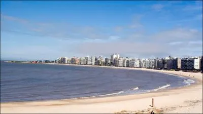 Montvido a t construite par les Espagnols au XVIIIe sicle. Elle devint la capitale de l'Uruguay en 1828. Sur la rive de quel estuaire est-elle btie ?