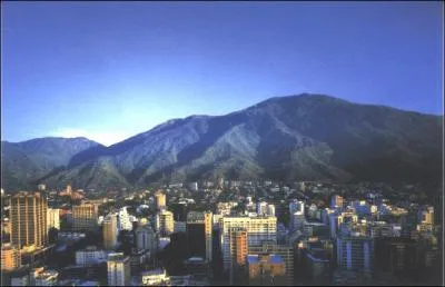 Avec environ trois millions d'habitants intra-muros, c'est la plus grande ville de son pays, fonde au XVIe sicle et dtruite au XIXe par un tremblement de terre. Ville natale de Bolivar c'est :