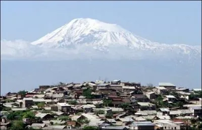 Erevan est la capitale de l'Armnie depuis 1918. Quel mont mythique domine la ville ?