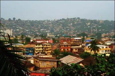 Freetown dont le nom signifie 'la ville libre' est une ville portuaire sur l'Atlantique. De quel pays est-elle la capitale ?