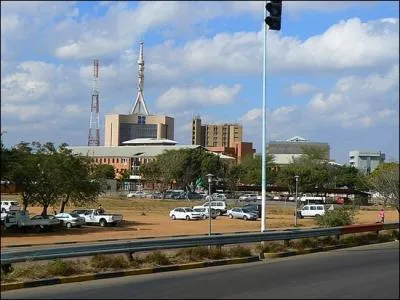La capitale du Botswana est, selon l'OMS, la 8me ville la plus pollue du monde. Cette ville fonde en 1964, autrefois appele 'Le Village', c'est :