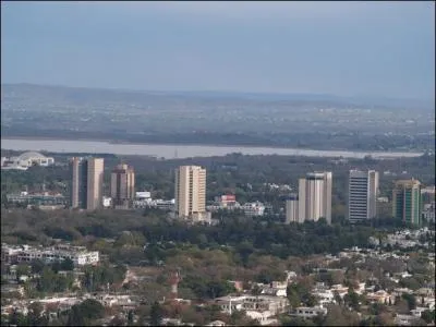 Bien que seulement 10me ville de son pays en terme d'habitants, Islamabad est, depuis 1959, la capitale d'une Rpublique islamique voisine de l'Inde et de la Chine. Laquelle ?