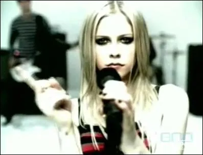 (2004) Il n'y a pas beaucoup de changement de plan dans ce clip. Juste que la couleur sombre de ses cheveux s'oxygne de plus en plus. Quel est ce titre ?