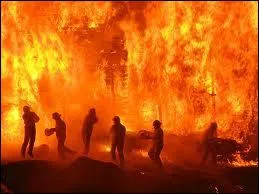 Quand le vent pousse l'incendie, il dvore tout sur son passage, mais avec beaucoup d'efforts, on peut le ...