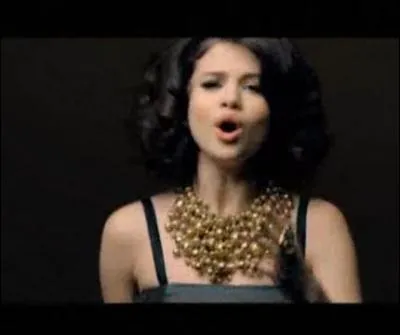 (2010) Si je vous dis, jeu d'image sur le fond du clip et changement de look, a vous fait penser  quoi ?