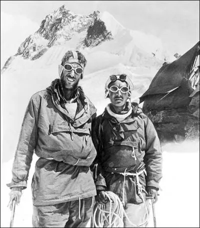 Les premiers alpinistes  avoir gravi l'Everest sont... ?