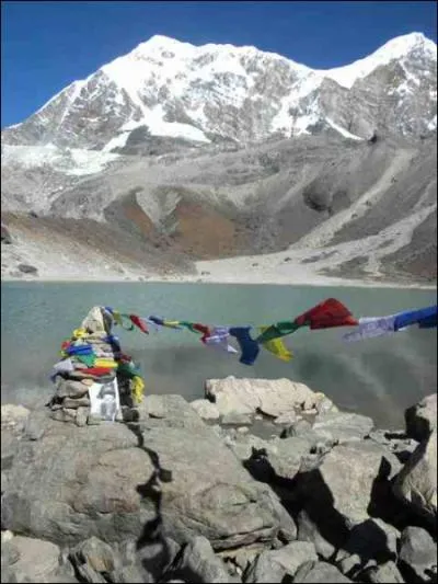 Dans certaines parties de l'Himalaya, on trouve des stupas (ou chortens). Ce sont des ... ?