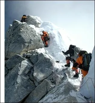En montagne, la zone dite mortelle est celle o il n'y a plus d'acclimatation possible pour le corps humain. Elle se situe au-dessus de ... ?