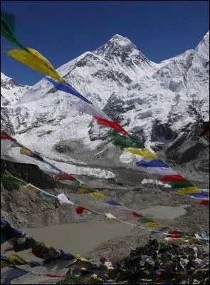 Le sommet de l'Everest est situ entre... ?