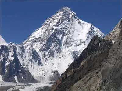 Le deuxime plus haut sommet du monde est situ dans le massif du Karakoram, qui prolonge l'Himalaya. C'est ... ?