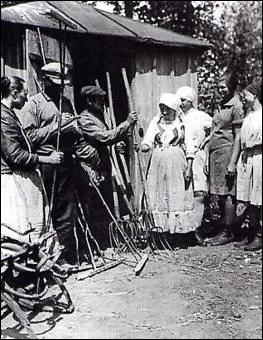 La collectivisation des terres commence en 1929. Mais que veut dire ' collectivisation des terres ' ?