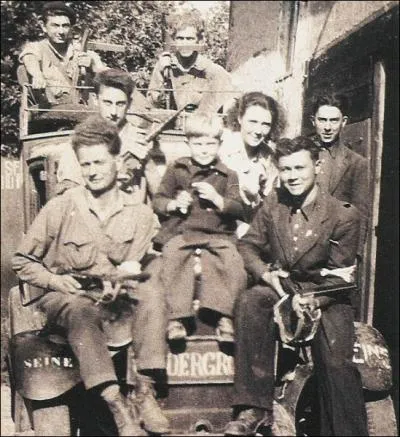 Comment s'appelle un groupe de rsistants qui se cache principalement en forts et montagnes ?