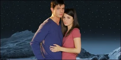 Dans "Roswell", comment Max rencontre-t-il Liz ?