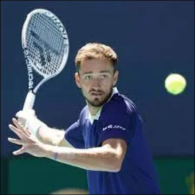 Qui est devenu n°1 mondial en février 2022 ?