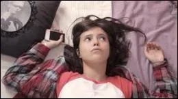 Quel est l'ge de la jeune fille ? Elle ne pense qu' s'amuser et s'clater dans les  booms  !