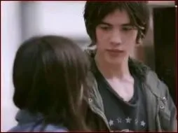 De quel beau garon la jeune fille est-elle amoureuse ?