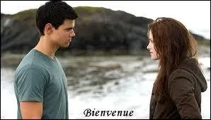 Jacob Black regarde Bella avec un air ...