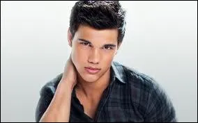 Pourquoi Bella donne-t-elle un coup de poing  Jacob ?