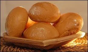 Comment appelle-t-on ce petit pain rond. Autrefois rserv au dimanche, on le trouve maintenant tous les jours dans les boulangeries belges