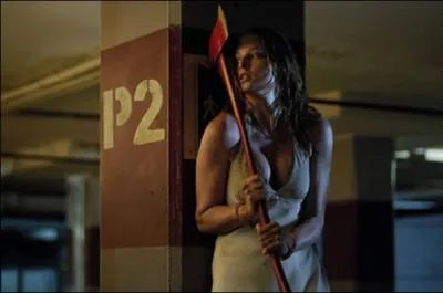 Le soir de Nol, Angela Bridges (Rachel Nichols), reste tard au travail dans son bureau pour finaliser un contrat. Elle descend au parking pour prendre sa voiture mais reste enferme.