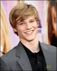 Quel lien de parent a-t-il avec scott ?